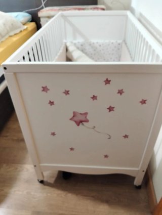 Cuna Ikea blanca con estrellas+ colchón viscolasti