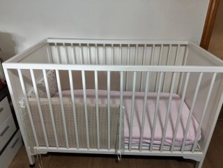 Cuna Ikea blanca con estrellas+ colchón viscolasti