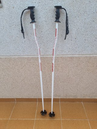 Palos de esquí blancos con agarre negro