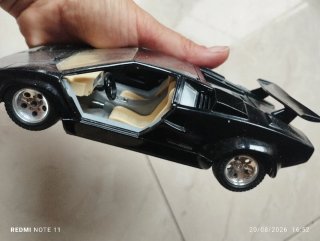 Macchina Lamborghini in ferro