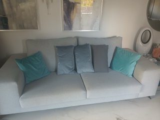 Sofá gris y turquesa
