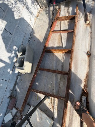 Escalera de hierro de cinco perdallos sin uso