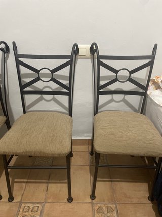 Sillas de hierro y tela beige