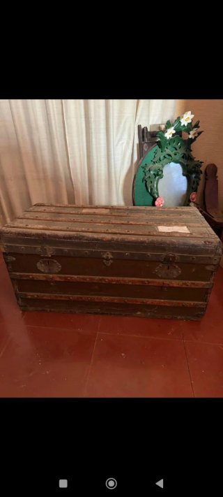 Baúl antiguo de madera y metal