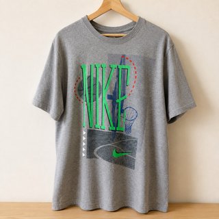 Camiseta Nike Gris con Diseño Baloncesto