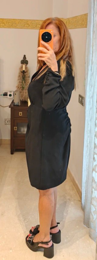 Vestido negro cóctel manga larga