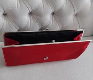 Bolso nuevo de mano rojo de satén.