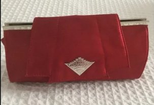 Bolso nuevo de mano rojo de satén.
