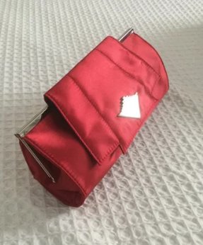 Bolso nuevo de mano rojo de satén.