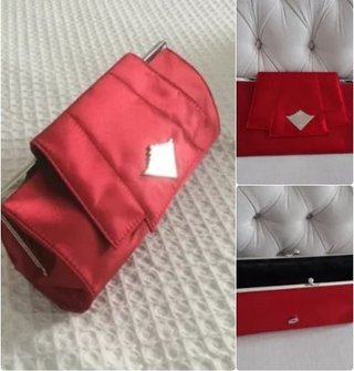 Bolso nuevo de mano rojo de satén.