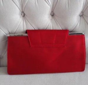 Bolso nuevo de mano rojo de satén.