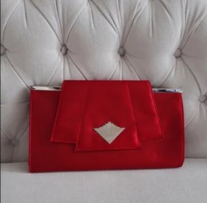 Bolso nuevo de mano rojo de satén.