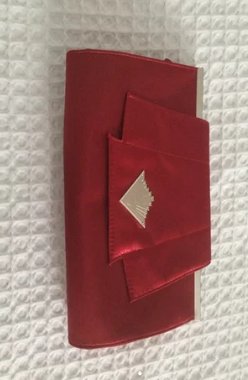 Bolso nuevo de mano rojo de satén.