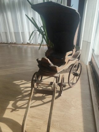 Carro de muñecas antiguo de madera