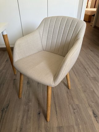 Silla de comedor beige con patas de madera