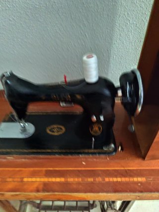 Máquina de Coser ALFA Antigua con Mueble y tapa