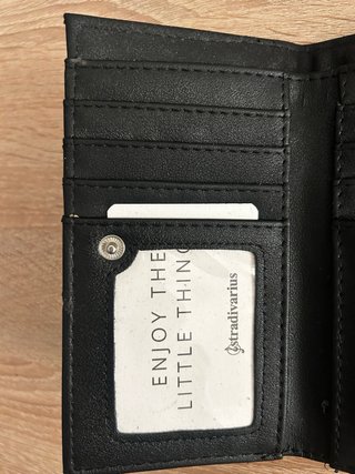 Cartera negra Stradivarius efecto piel