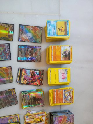 520 Cartas Pokémon Falsas + Álbum Charizard