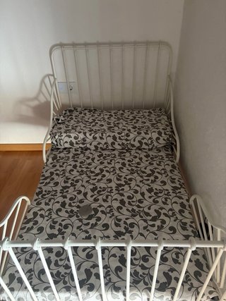 Cama infantil convertible IKEA con colchón