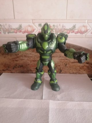 Muñeco de acción verde y negro