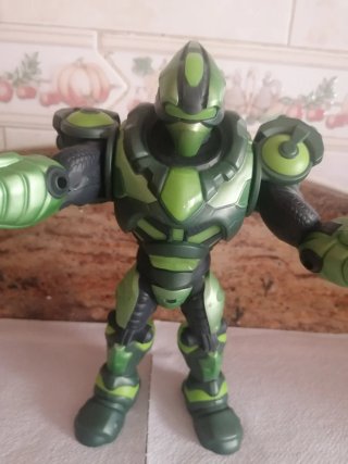 Muñeco de acción verde y negro