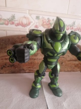 Muñeco de acción verde y negro