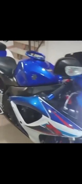 Suzuki GSXR600 azul y blanca