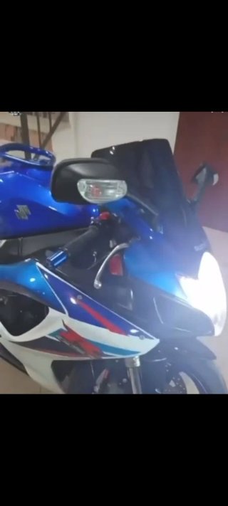 Suzuki GSXR600 azul y blanca