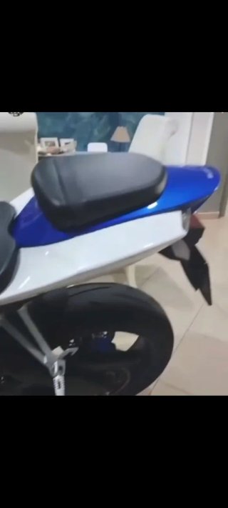 Suzuki GSXR600 azul y blanca