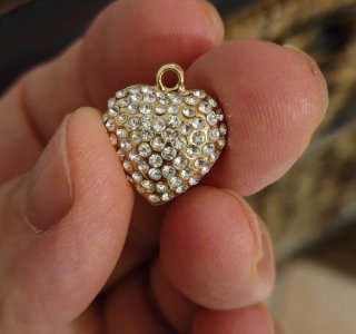 Pendente cuore in tono oro e strass