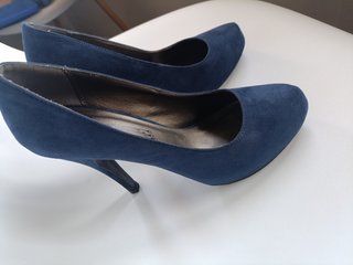 Zapatos de tacón azul marino de terciopelo