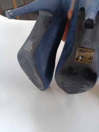 Zapatos de tacón azul marino de terciopelo