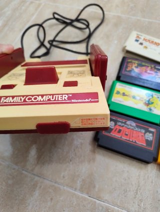 Consola Nintendo Famicom + 8 juegos