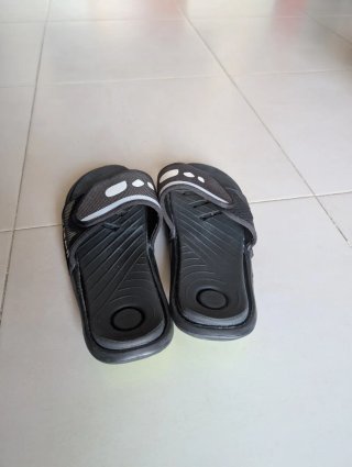 Chanclas Decathlon Ng/Bl con velcro 43-44
