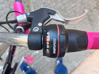 Bicicleta BTwin rosa y negra (6-10 años)