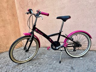 Bicicleta BTwin rosa y negra (6-10 años)