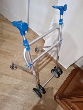 Andador plegable con ruedas
