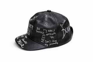 Nueva Zara Gorra efecto piel negra