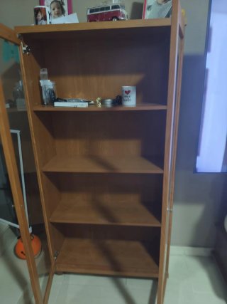 Vitrina de madera y cristal