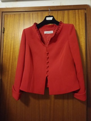 Traje chaqueta vintage rojo con zapatos