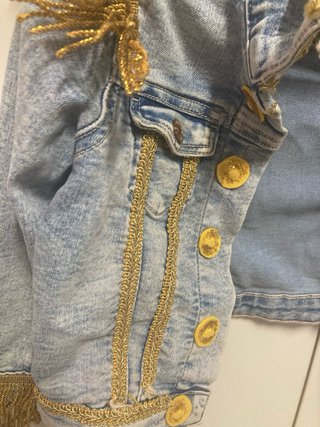 Cazadora vaquera H&M adornos dorados