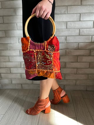 Bolso de mano étnico tipo patchwork asas madera.