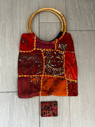 Bolso de mano étnico tipo patchwork asas madera.