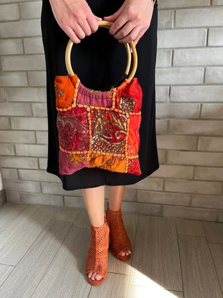 Bolso de mano étnico tipo patchwork asas madera.