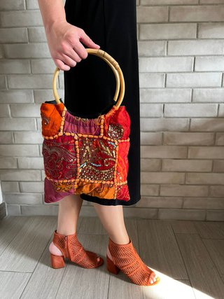 Bolso de mano étnico tipo patchwork asas madera.