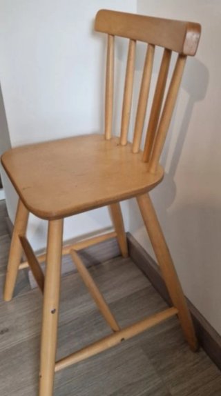 Trona de madera. En Sitges