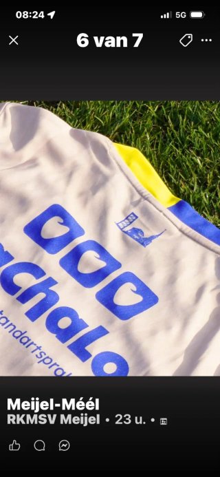 Camiseta Jhon Smith blanca y amarilla
