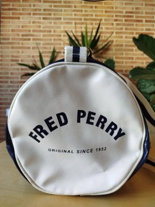 Bolsa deportiva Fred Perry azul y blanca