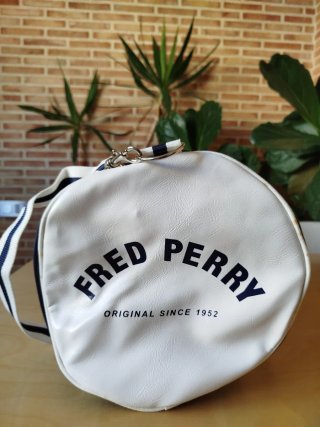 Bolsa deportiva Fred Perry azul y blanca