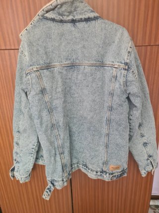 Cazadora vaquera Pull&Bear con borreguillo Talla M
